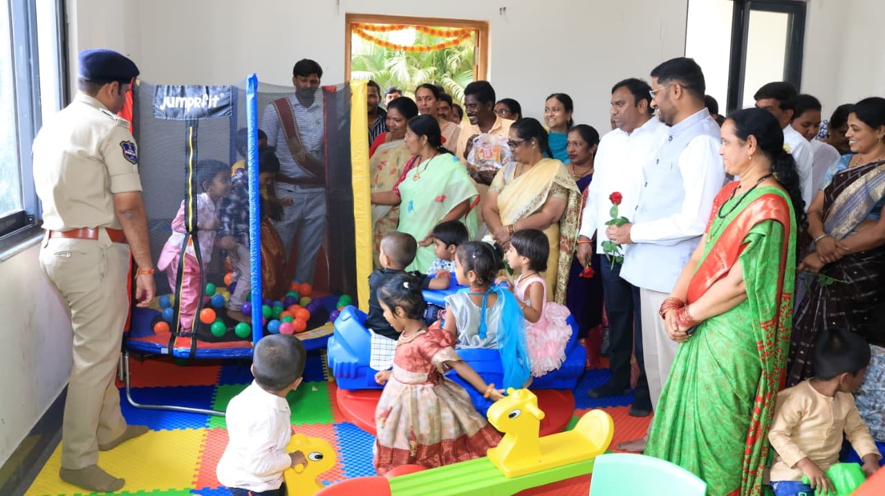  కలెక్టర్ రిజ్వాన్ బాషా షేక్ ప్రత్యేక చొరవ తో    అమ్మల చెంతనే చిన్నారులు    కలెక్టరెట్ లో  శిశు సంరక్షణ కేంద్రం 